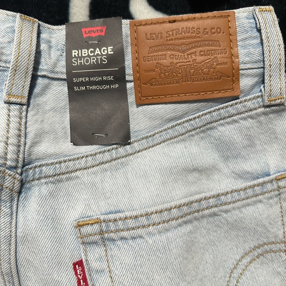 Levi’s Ribcage Shorts 🩳🩳🩳 - Picture 2 of 4